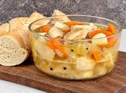 Una foto de escabeche con pollo cocido