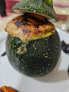 Una foto de Calabacín relleno de crema de mejillones y gambas