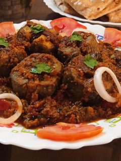 स्टफ्ड बैंगन इन पालक मसाला (stuff baingan in palak masala recipe in Hindi) रेसिपी मुख्य फोटो