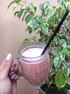 Una foto de Smoothie de durazno y frutillas 🍓 🍑