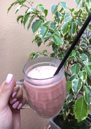 Una foto de Smoothie de durazno y frutillas 🍓 🍑