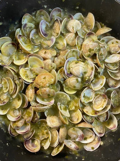 Una foto de Almejas en salsa verde