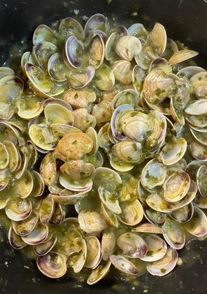 Una foto de Almejas en salsa verde