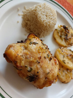 Una foto de Pollo al limón con romero