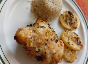 Una foto de Pollo al limón con romero
