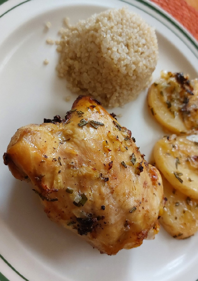 Una foto de Pollo al limón con romero