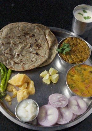 રીંગણા નો ઓરો અને બાજરાના રોટલા રેસીપી મુખ્ય ફોટો