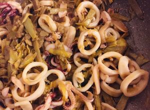 Foto di Calamari e carciofi saltati in padella