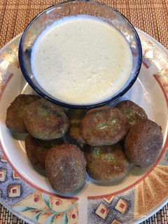 Una foto de Falafel con salsa de yogur