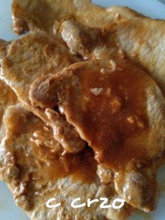 Una foto de Lomo con salsa mostaza y kétchup