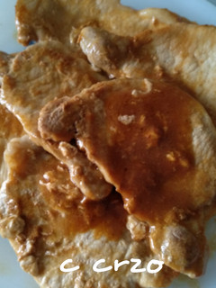 Una foto de Lomo con salsa mostaza y kétchup