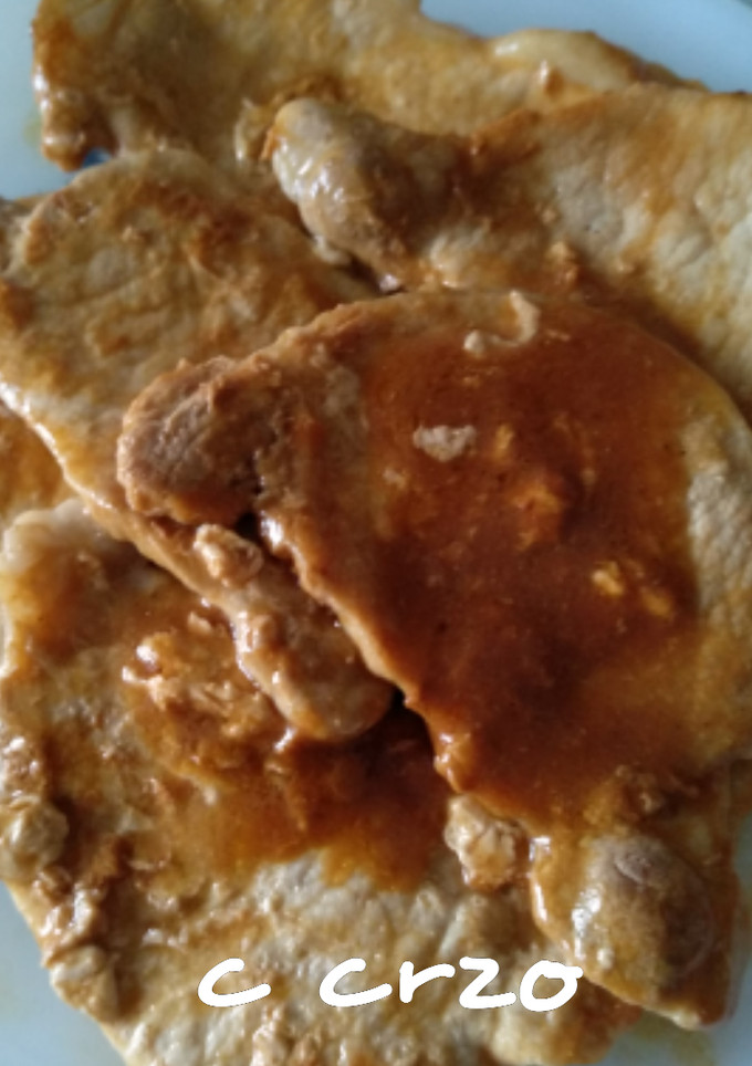 Una foto de Lomo con salsa mostaza y kétchup