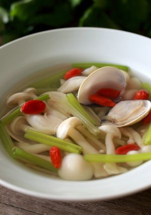 芹菜蛤蜊蕈菇湯 的食譜成品照片