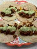 Tacos al pastor con crema de cilantro y jalapeño