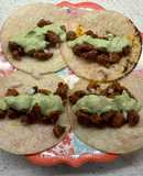 Tacos al pastor con crema de cilantro y jalapeño