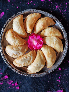 मावा गुजिया रेसिपी मुख्य फोटो