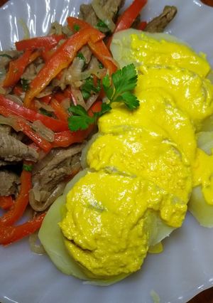 Una foto de Carne salteada con papas a la huancaína
