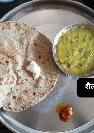 पिठलं भाकरी(Pitla bajre ki bhakri recipe in Hindi) रेसिपी मुख्य फोटो