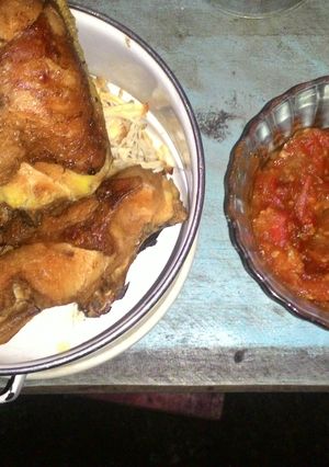 Foto resep Ayam goreng + sambel tomat pedes manis
