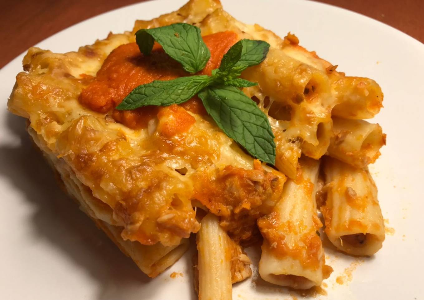 Tortelloni con salsa de tomate y atun