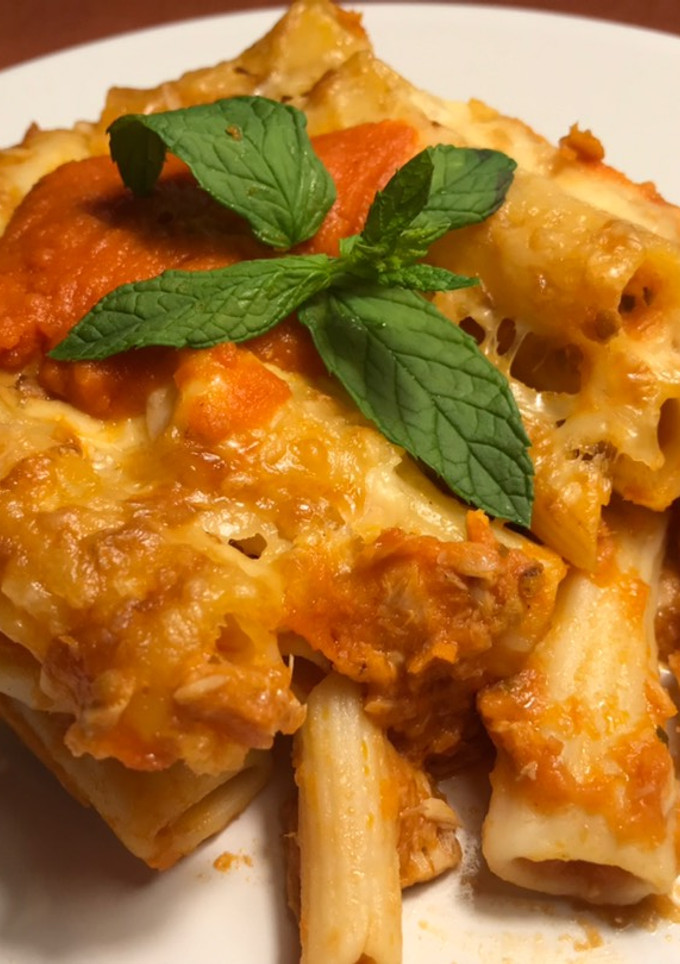 Una foto de Tortelloni con salsa de tomate y atún