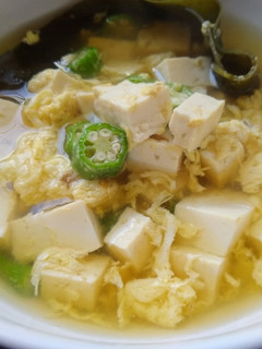 【簡易快速一鍋到底】昆布豆腐秋葵蛋花湯 的食譜成品照片