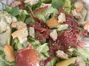 Una foto de ensalada de alcachofa