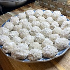 A picture of Snowballs (Italian wedding cookies).