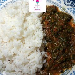 A picture of White rice nd vegetable sauce.