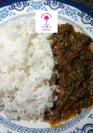 A picture of White rice nd vegetable sauce.