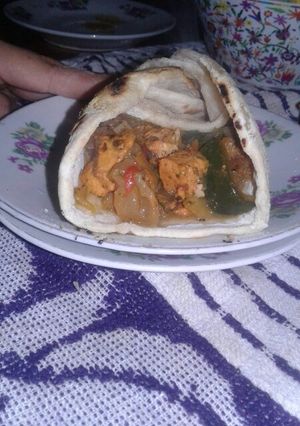 Una foto de Tacos de pollo y verduras