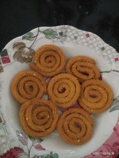 ચોખા ના લોટ ની ચકરી (Rice Flour Chakri Recipe In Gujarati) રેસીપી મુખ્ય ફોટો