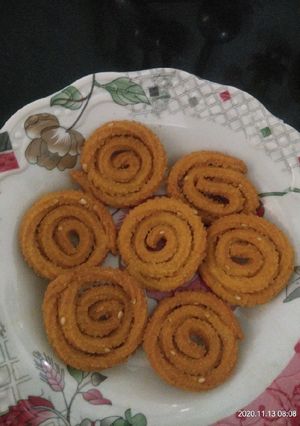 ચોખા ના લોટ ની ચકરી (Rice Flour Chakri Recipe In Gujarati) રેસીપી મુખ્ય ફોટો