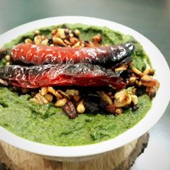 A picture of Lahasuni palak garlic spinach curry.