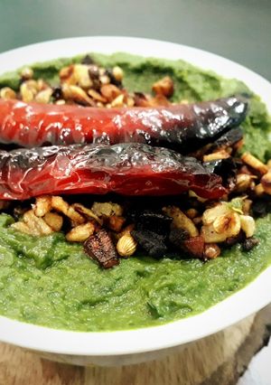 A picture of Lahasuni palak garlic spinach curry.
