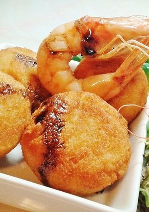 Una foto de Croquetas de dorada y langostinos