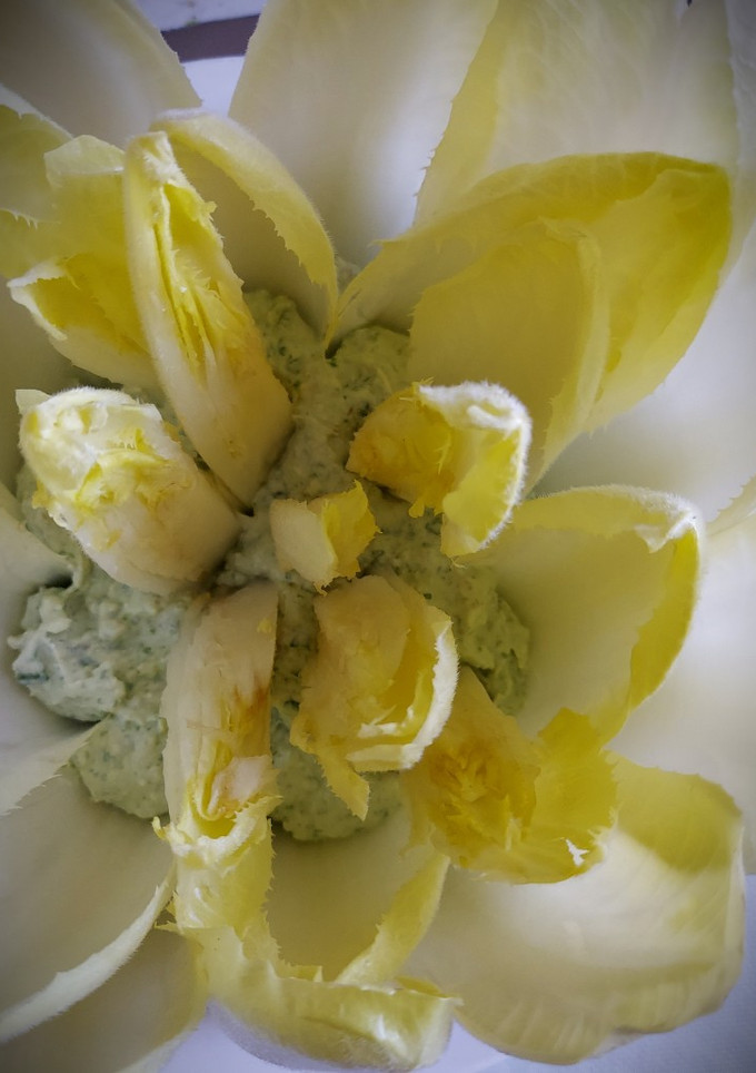 Una foto de Dip de queso azul, nueces y rúcula con endibias
