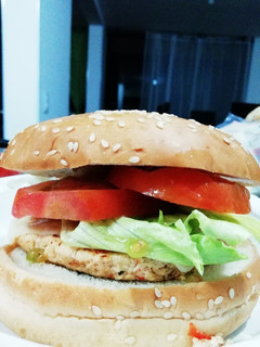 Una foto de Sin remordimientos!!! Hamburguesa de pollo totalmente casera 🍔
