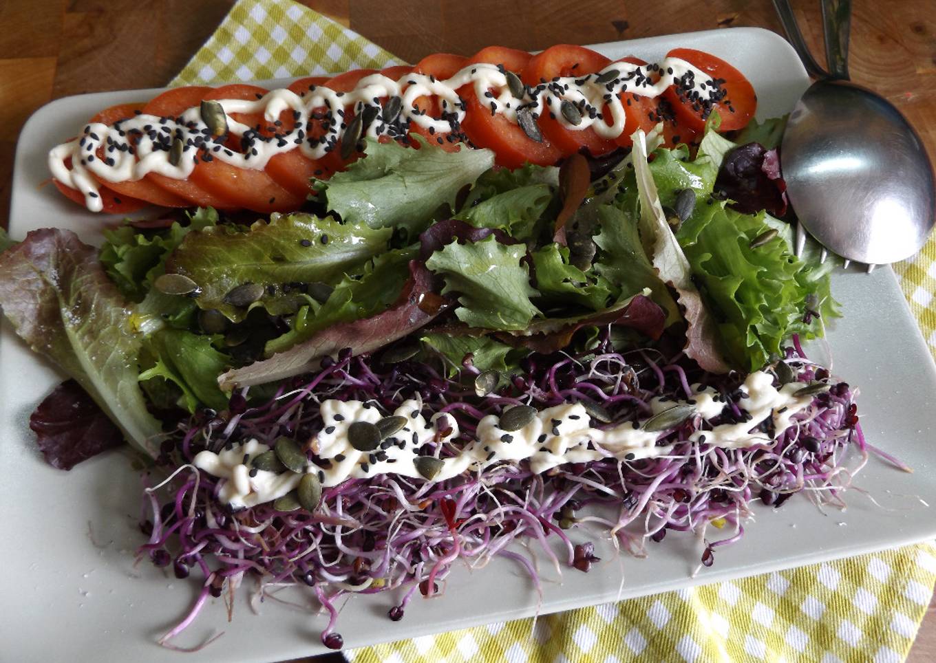 Ensalada de lechuga con brotes de rábanos y semillas