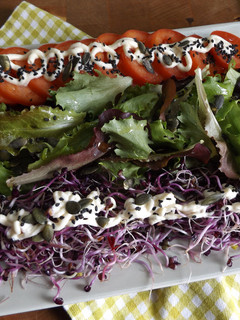 Una foto de Ensalada de lechuga con brotes de rábanos y semillas