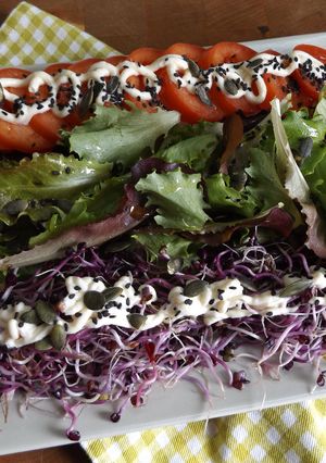 Una foto de Ensalada de lechuga con brotes de rábanos y semillas