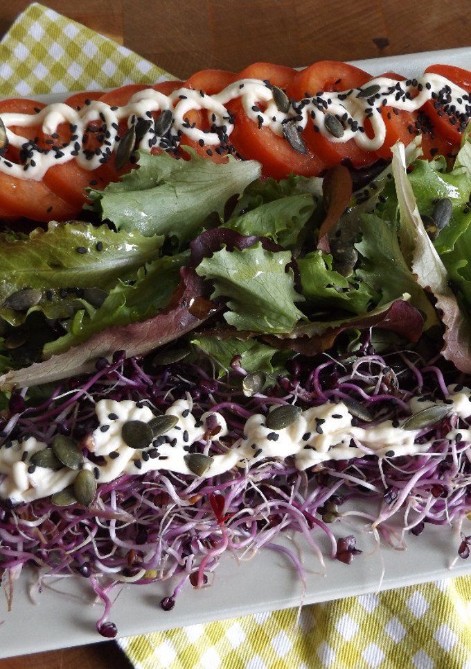 Una foto de Ensalada de lechuga con brotes de rábanos y semillas