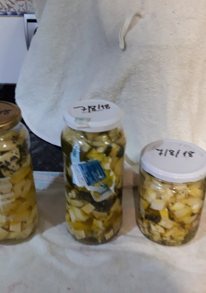 Una foto de Calabacines en conserva con ajo y perejil