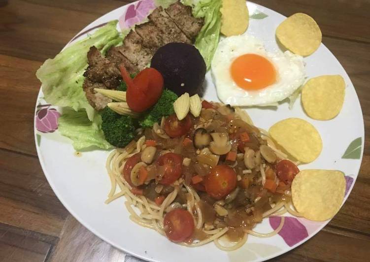 里肌肉黑胡椒蘑菇蕃茄義大利麵