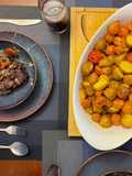 Asado de tira en vino tinto con papas de colores al horno