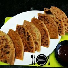 A picture of Aloo pudina ke cheese parathe.