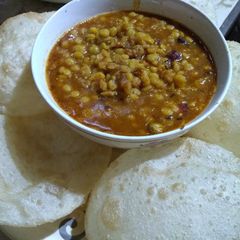 A picture of Luchi cholar daal.