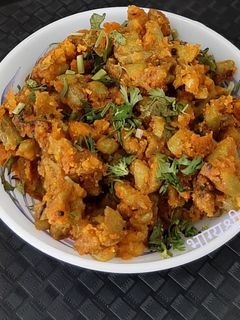 पडवळ बेसन भाजी (parwal besan bhaji recipe in marathi) रेसिपी चे मुख्य फोटो