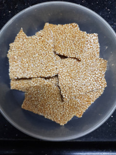 તલની ચીકી રેસીપી મુખ્ય ફોટો