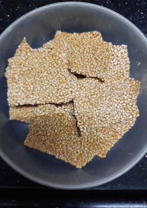 તલની ચીકી રેસીપી મુખ્ય ફોટો